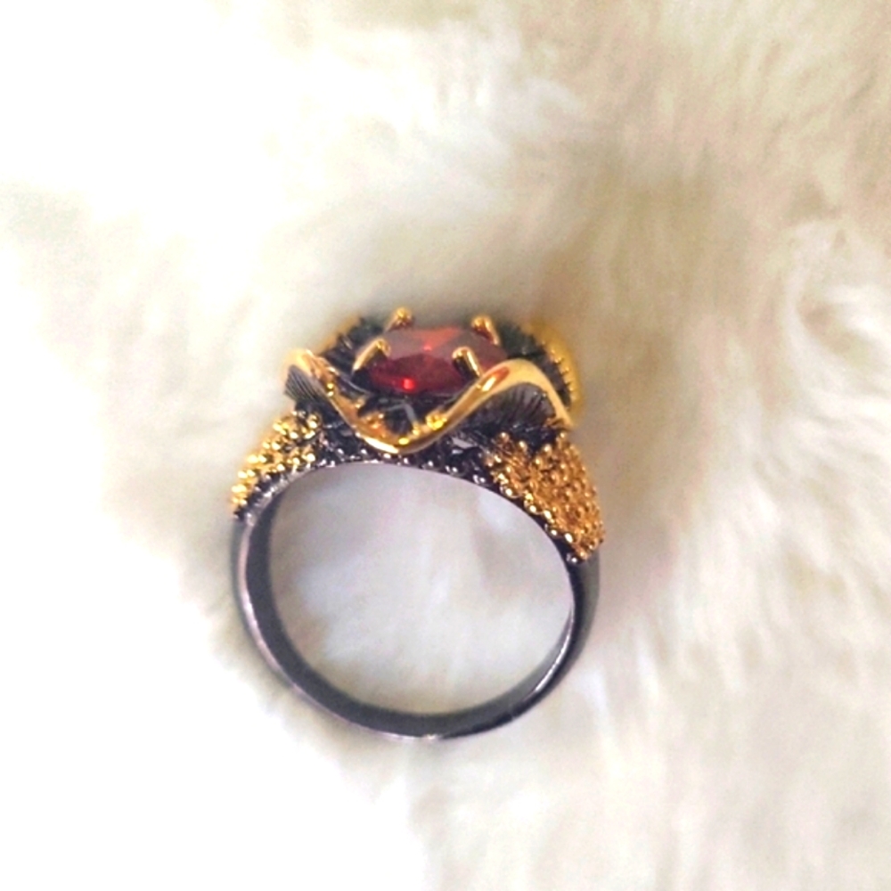 Vintage-Inspired Gold Ring with Intricate Detailing and Rich Red Gemstone - Picture 5 of 6